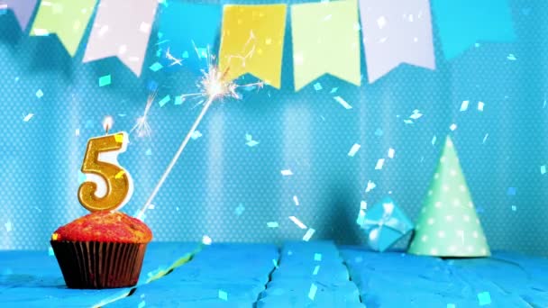 有5号的生日快乐显卡 一个美丽的背景 用蜡烛和篝火 用蓝色的色调祝贺你的生日 复制空间 — 图库视频影像