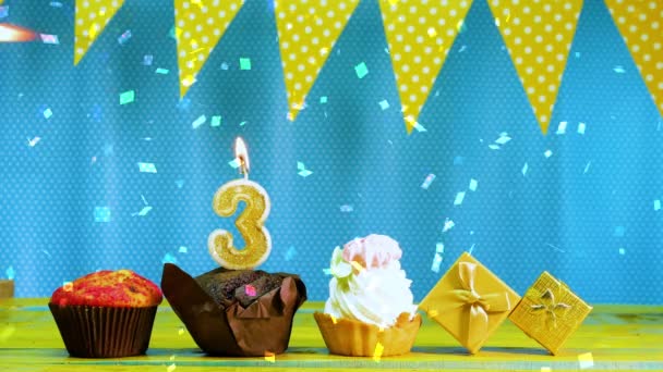 祝你生日快乐 第三张生日显卡 漂亮的背景 祝贺你的生日用松饼和一个蓝黄相间的蛋糕 还有蜡烛 复制空间 — 图库视频影像