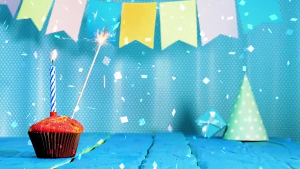 有蜡烛的生日快乐显卡 一个美丽的背景 用蜡烛和篝火 用蓝色的色调祝贺你的生日 复制空间 — 图库视频影像
