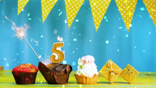 有5号的生日快乐显卡 一个美丽的背景 一个快乐的生日问候与松饼和一个蛋糕蓝色和黄色的阴影与蜡烛和一场生火 复制空间 — 图库视频影像
