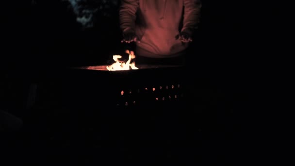 火で手を暖めなさい 手を解放しろ 炎で人の手を暖める — ストック動画