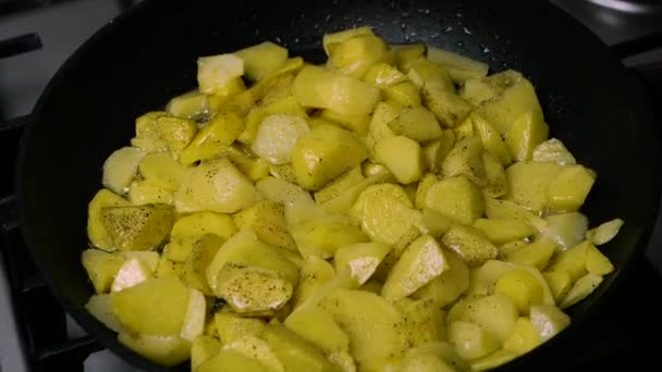 Μαγειρεύω Τηγανητές Πατάτες Μαύρο Πιπέρι Καθαρισμένες Πατάτες Ένα Τηγάνι Πατάτες — Αρχείο Βίντεο