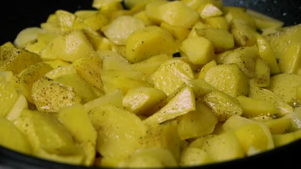 Gefrituurde Aardappelen Bakken Geschilde Aardappelen Een Pan Boter Gefrituurde Aardappelen — Stockvideo