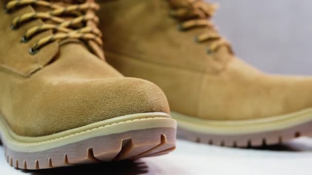 360 Nolu Platformdaki Erkek Kahverengi Çizmeleri Erkekler Için Deri Ayakkabılar — Stok video