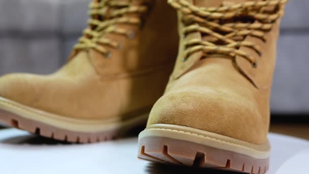 360 Nolu Platformdaki Erkek Kahverengi Çizmeleri — Stok video