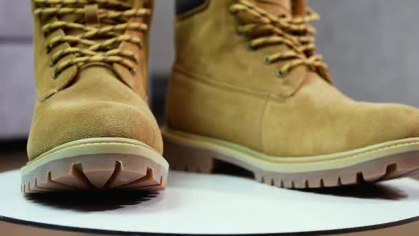 Botas Marrones Hombre Tocadiscos 360 Zapatos Para Hombre Botas Calientes — Vídeo de stock