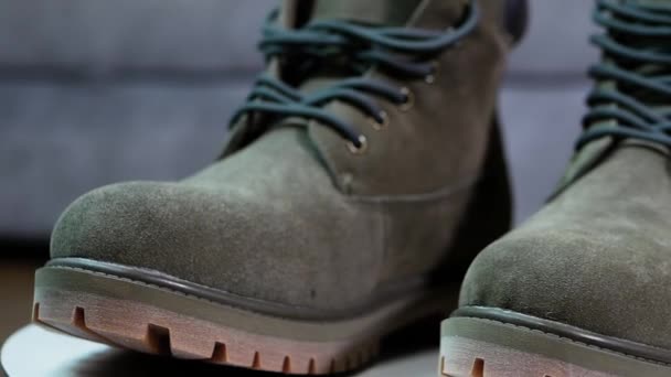 特写360号转盘上的男鞋橄榄色 男用皮鞋保暖靴 慢动作风格的鞋子 — 图库视频影像
