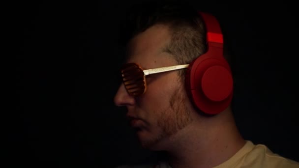 Sakallı Genç Bir Adam Kulaklıkla Müzik Dinler Erkek Portresi Müzik — Stok video