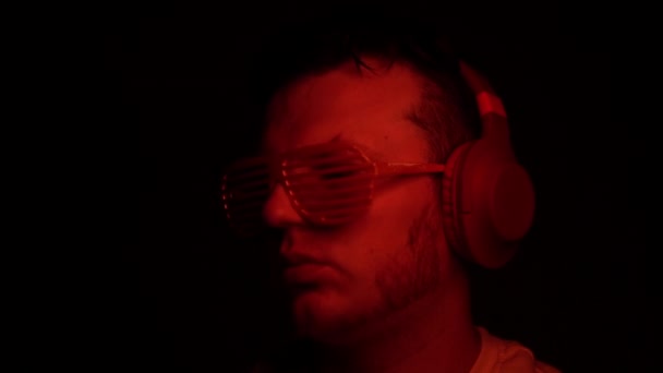 Człowiek Słuchawkach Słuchający Muzyki Kolorze Czerwonego Neonu — Wideo stockowe