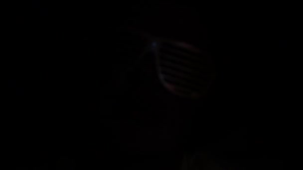 Людина Навушниках Слухає Музику Барвистому Миготливому Неоновому Кольорі Стильний Молодий — стокове відео