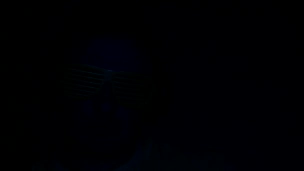 Красивый Диджей Наушниках Клубных Очках Играет Музыку Мероприятии Молодой Человек — стоковое видео