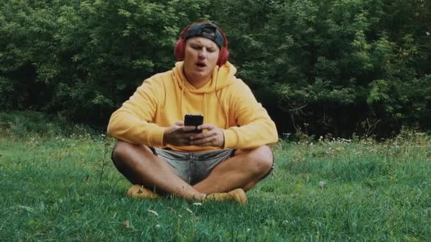 Jeune Homme Dans Les Écouteurs Écoute Musique Dans Nature — Video