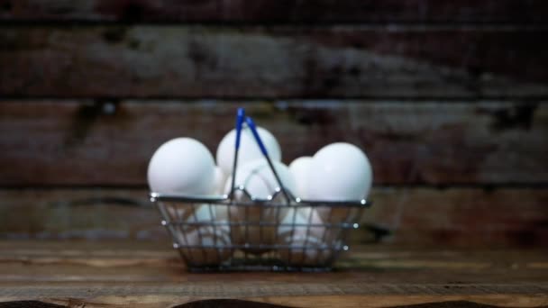 Huevos Pollo Carrito Supermercado Sobre Fondo Madera Huevos Pollo Una — Vídeo de stock