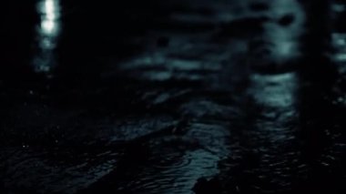  Gece yağmurunun güzel arka planı, su birikintisine damlayan damlalar, akşam yağmuru siyah ve beyaz
