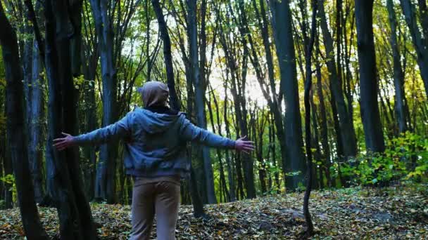 Szczęśliwy Człowiek Lesie Ręce Człowieka Bokach Szczęścia Młody Facet Jesiennym — Wideo stockowe