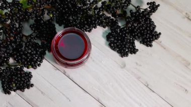 Beyaz tahtalarda mürver suyu, siyah mürver böğürtleni