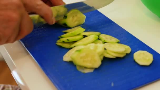 Чоловік Ріже Свіжі Огірки Ножем Готуючи Зелений Салат — стокове відео