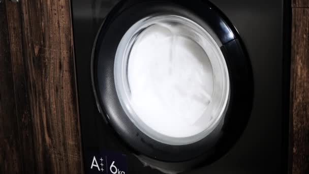 壊れた洗濯機 洗濯機から噴き出す泡 洗濯服 — ストック動画