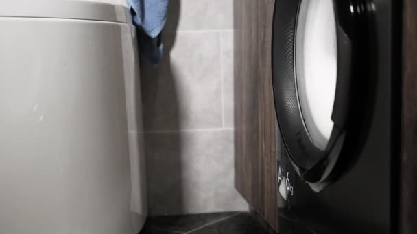 Kaputte Waschmaschine Schaum Strömt Aus Der Trommel Der Waschmaschine — Stockvideo