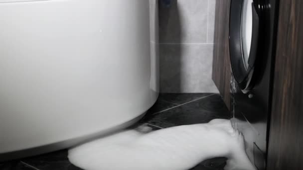 Een Kapotte Wasmachine Een Huis Interieur Schuim Giet Uit Wasmachine — Stockvideo