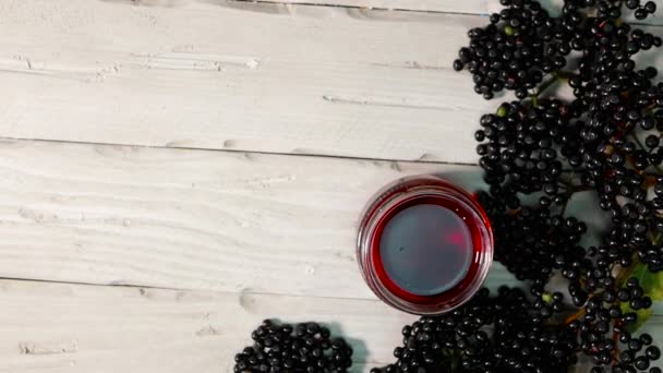 Top Melihat Jus Elderberry Dalam Botol Kaca Atas Meja Putih — Stok Video