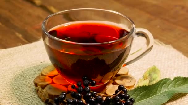 天然红莓茶放在转盘上的杯子里 黑莓中的浆果茶 顺势疗法果汁 — 图库视频影像