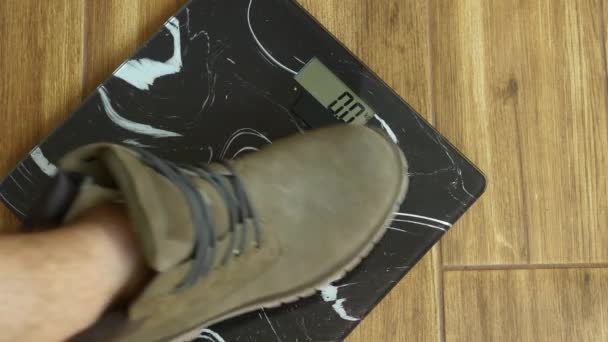 Έλεγχος Βάρους Ανδρικά Πόδια Παπούτσια Στέκονται Ζυγαριές Δαπέδου Άνδρες Κιλά — Αρχείο Βίντεο