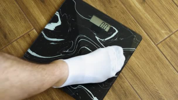 Menschliche Gewichtskontrolle Männliche Beine Weißen Socken Stehen Auf Bodenwaagen Person — Stockvideo