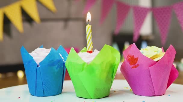 Close Muffins Festivos Com Uma Vela Acesa Feliz Aniversário Fundo — Vídeo de Stock