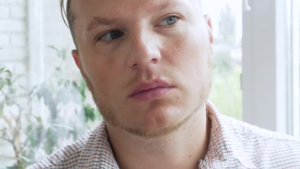 Een Jonge Man Kijkt Reflectie Van Een Spiegel Naar Herpes — Stockvideo