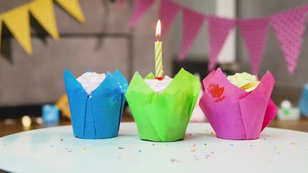 Detailní Záběr Pestrobarevných Slavnostních Muffinů Hořící Svíčkou Věnci Happy Birthday — Stock video