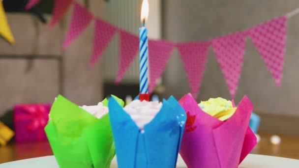 Gelukkige Verjaardag Multi Gekleurde Muffins Met Brandende Kaarsen Gelukkige Verjaardag — Stockvideo