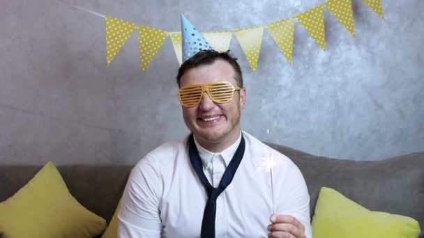 Jovem Engraçado Com Sparkler Suas Mãos Chapéu Festivo Camisa Gravata — Vídeo de Stock
