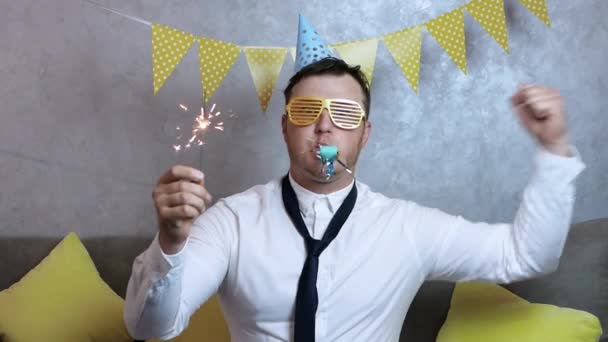 Jovem Engraçado Com Sparkler Suas Mãos Chapéu Festivo Camisa Uma — Vídeo de Stock