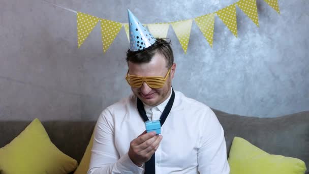 非常に面白い男は彼の誕生日プレゼントを開き 喜びで叫ぶ 彼の誕生日にとても陽気で幸せな男 — ストック動画