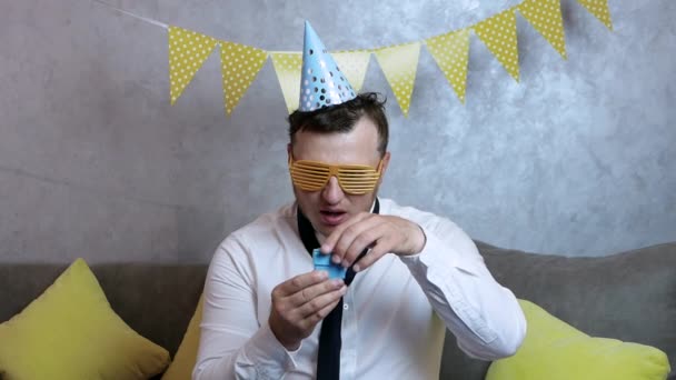 Zabawny Człowiek Otwiera Swój Prezent Urodzinowy Młody Bardzo Wesoły Szczęśliwy — Wideo stockowe