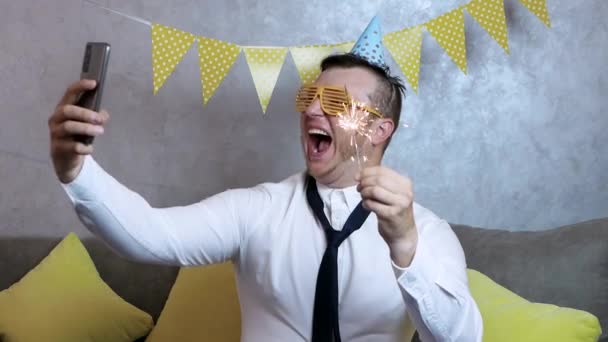 Homem Sorridente Alto Feliz Aniversário Jovem Muito Feliz Comemora Seu — Vídeo de Stock