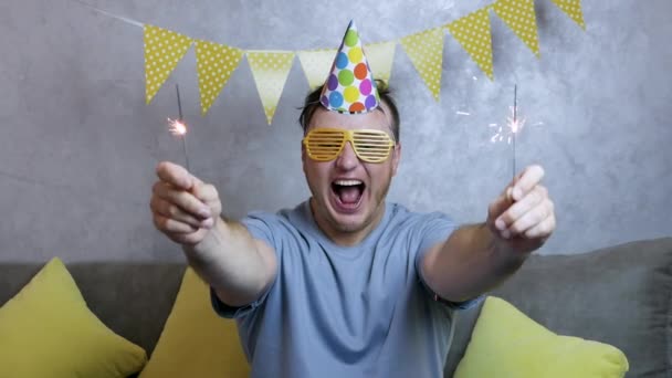 Følelsesmæssigt Munter Glad Mand Fejrer Sin Fødselsdag Ung Mand Med – Stock-video