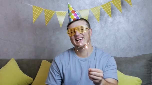 Emotioneel Vrolijke Gelukkige Man Viert Zijn Verjaardag Een Jonge Man — Stockvideo