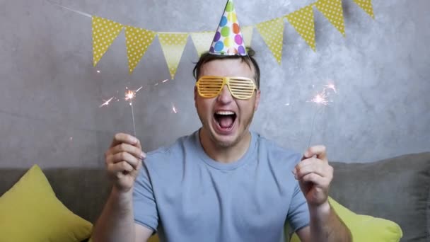 Gülümseyen Adam Doğum Gününü Kutlar Çok Mutlu Bir Genç Adam — Stok video