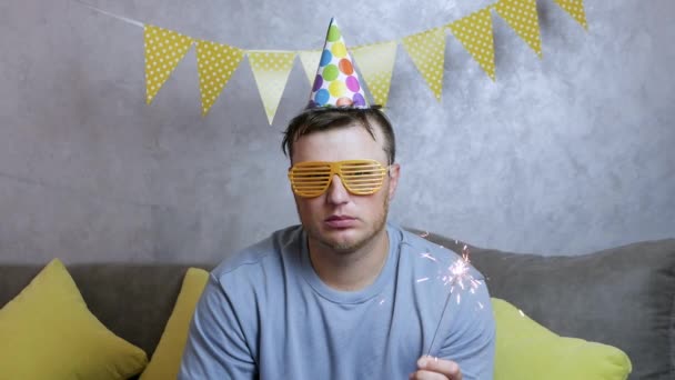 Frustrierter Junger Mann Mit Wunderkerze Der Hand Trauriger Geburtstag Für — Stockvideo