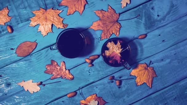 Widok Góry Ciepłej Herbaty Jesienny Stół Liśćmi Przytulne Jesienne Tło — Wideo stockowe