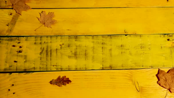 Zpomalený Pohyb Padajícího Listí Starobylý Dřevěný Stůl Podzimní Pozadí Kopírovat — Stock video