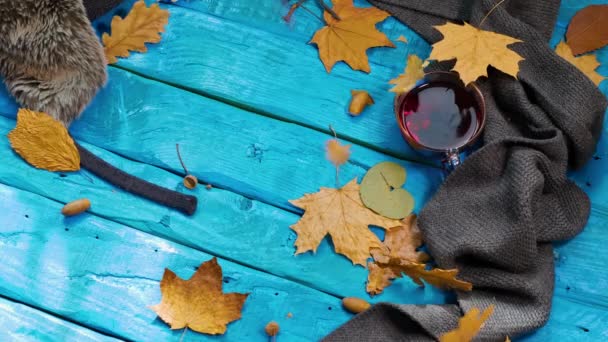 黄色的叶子落在茶几上 秋天的背景是茶和树叶从树上掉到古老的蓝色桌子上 舒适的秋天背景 有古董餐桌和茶 — 图库视频影像