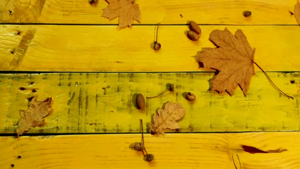 Прекрасний Осінній Фон Падаючим Листям Старовинному Жовтому Дерев Яному Столі — стокове відео