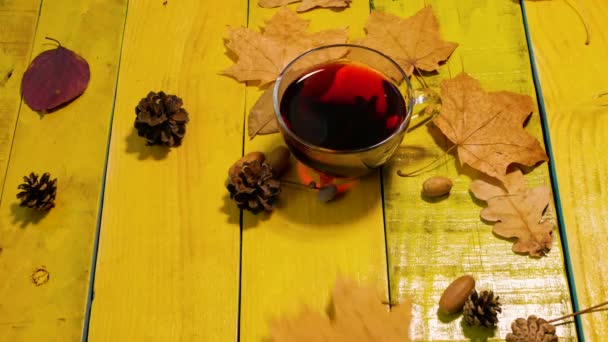 Pachnąca Herbata Kubku Jesiennym Stole Żółtymi Liśćmi Piękne Vintage Jesienne — Wideo stockowe
