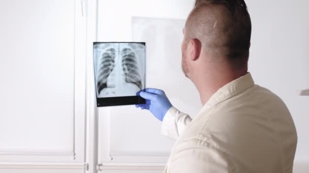 Tubercolosi Polmoni Umani Medico Analizza Radiografia Dei Polmoni Uno Sfondo — Video Stock