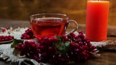 Ağır çekimde sıcak çay, viburnum olgun meyveli çay. Naturopati içeceği. Antioksidan çayı.