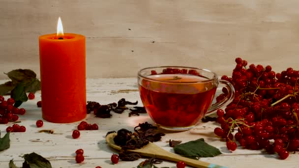 Uma Xícara Com Chá Vermelho Velas Acesas Uma Mesa Madeira — Vídeo de Stock