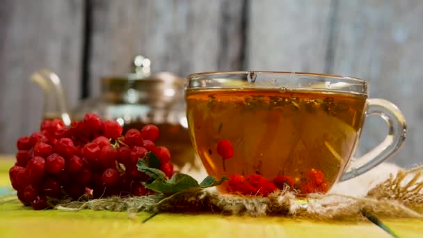 Herbata Jagodowa Przezroczystej Filiżance Stole Tle Zabytkowych Desek Naturalna Herbata — Wideo stockowe